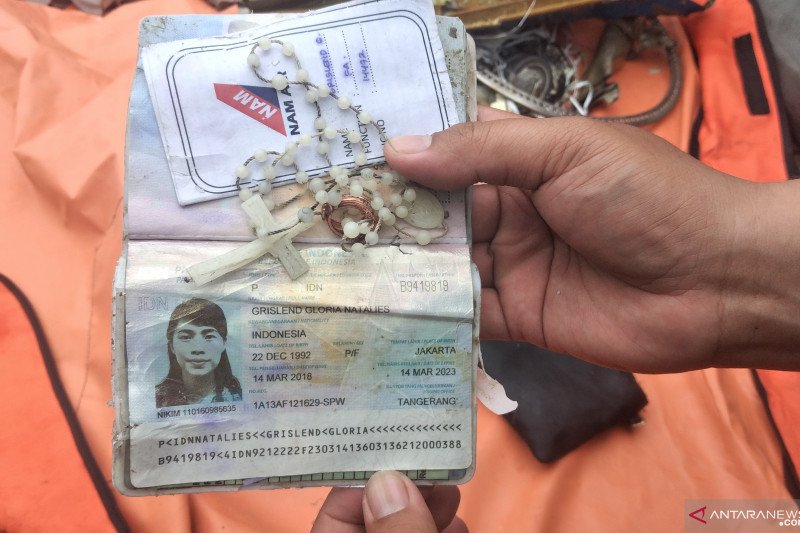 Kalung rosario, cincin dan paspor milik Grislend Gloria Natalies penumpang pesawat Sriwijaya Air SJ182 yang jatuh di perairan Kepulauan Seribu. (ANTARA/Fauzi Lamboka)

