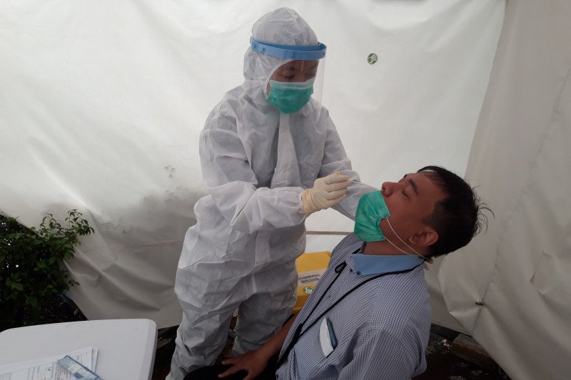 Salah seorang warga melakukan tes cepat antigen di salah satu layanan kesehatan di Jakarta. ANTARA/Muhammad Zulfikar