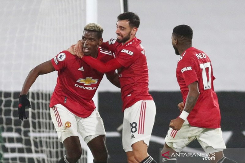 Gelandang Manchester United Paul Pogba (kiri) melakukan selebrasi bersama rekan-rekannya seusai mencetak gol ke gawang Fulham dalam lanjutan Liga Inggris di Stadion Craven Cottage, London, Inggris, Rabu (20/1/2021) waktu setempat. (ANTARA/REUTERS/POOL/Cli