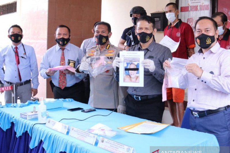 Direktur Reserse Narkoba Polda Sumsel, Kombes Pol Heri Istu Haryono didampingi Kabid Humas Kombes Pol Supriadi saat menggelar jumpa pers pengungkapan kasus narkoba di Palembang, Kamis (21/1). (ANTARA/Yudi Abdullah/21)