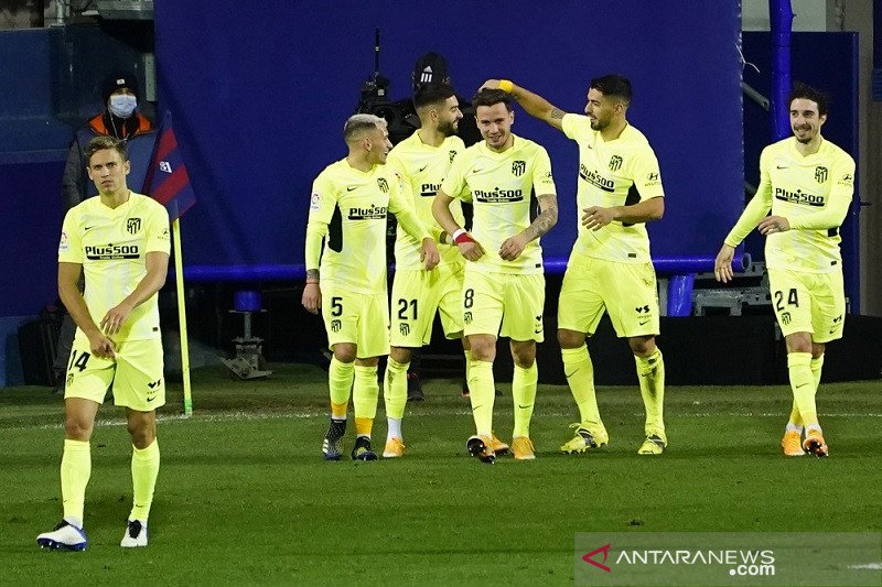 Penyerang Atletico Madrid Luis Suarez (kedua kanan) melakukan selebrasi bersama rekan-rekannya seusai mencetak gol tendangan penalti ke gawang Eibar dalam lanjutan Liga Spanyol di Stadion Ipurua, Eibar, Spanyol, Kamis (21/1/2021) waktu setempat. (ANTARA/R