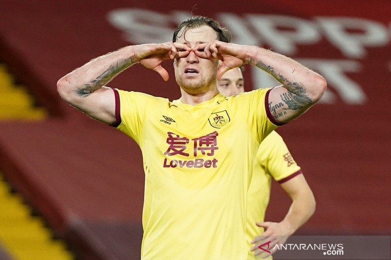 Penyerang Burnley Ashley Barnes melakukan selebrasi seusai sukses mengeksekusi penalti ke gawang Liverpool dalam lanjutan Liga Inggris di Stadion Anfield, Liverpool, Inggris, Kamis (21/1/2021) waktu setempat. (ANTARA/REUTERS/POOL/Jon Super)

