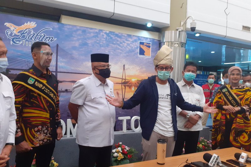 Menteri Pariwisata dan Ekonomi Kreatif Sandiaga Uno memberikan keterangan pers setibanya di Batam, Jumat. (Yunianti Jannatun Naim)
