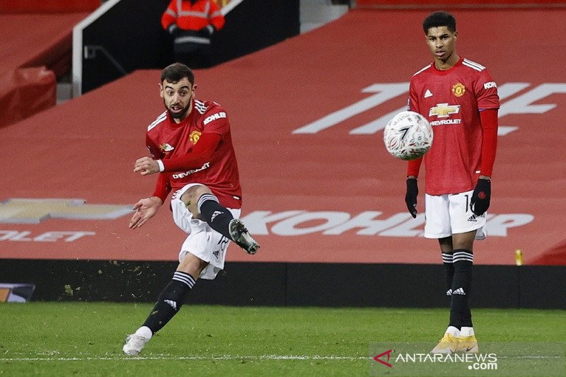 Gelandang Manchester United Bruno Fernandes (kiri) mengeksekusi tendangan bebas untuk mencetak gol kemenangan atas Liverpool dalam laga putaran keempat Piala FA di Stadion Old Trafford, Manchester, Inggris, Minggu (24/1/2021) waktu setempat. (ANTARA/REUTE