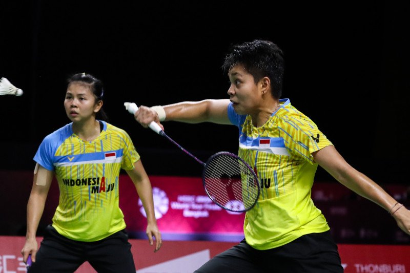 Ganda putri Indonesia Greysia Polii/Apriyani Rahayu unggul atas pasangan Malaysia Vivian Hoo/Yap Cheng Wen dengan skor 21-17, 21-7 pada laga penyisihan kedua Grup A BWF World Tour Finals 2020 yang digelar di Impact Arena, Bangkok, Thailand, Kamis (28/1/20
