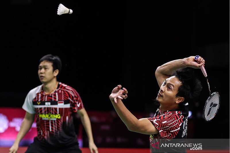 Ganda putra Indonesia Mohammad Ahsan/Hendra Setiawan lolos ke semifinal setelah menaklukkan unggulan kedua asal Malaysia Aaron Chia/Soh Wooi Yik dengan skor 18-21, 21-17, 21-11 pada laga penyisihan terakhir Grup B BWF World Tour Finals yang digelar di Imp