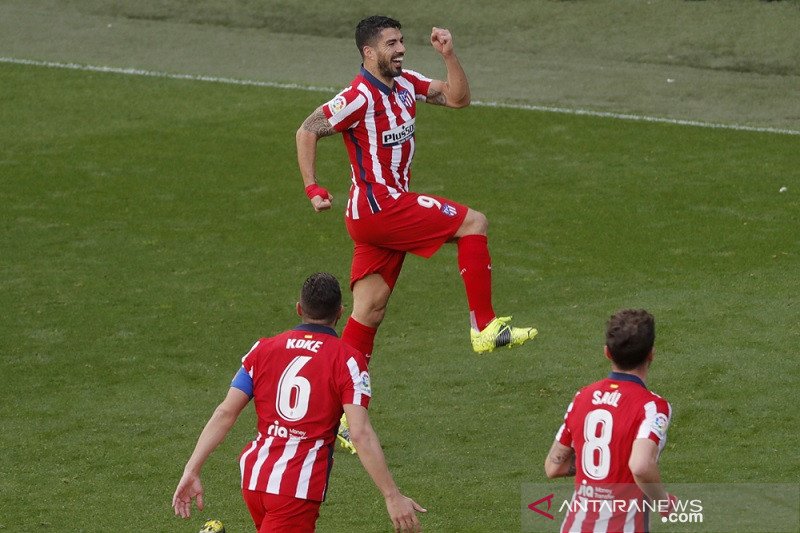 Penyerang Atletico Madrid Luis Suarez (atas) merayakan gol pertamanya ke gawang Cadiz dalam lanjutan Liga Spanyol di Stadion Ramon de Carranza, Cadiz, Spanyol, Minggu (31/1/2021) waktu setempat. (ANTARA/REUTERS/Jon Nazca)

