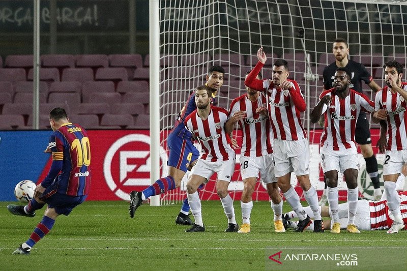 Megabintang Barcelona Lionel Messi (kiri) mencetak gol dari tendangan bebas dalam lanjutan Liga Spanyol melawan Athletic Bilbao di Stadion Camp Nou, Barcelona, Spanyol, Minggu (31/1/2021) waktu setempat. (ANTARA/REUTERS/Albert Gea)

