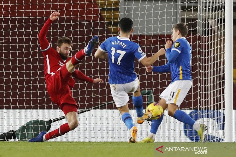 Gelandang Brighton & Hove Albion Steven Alzate (tengah) mencetak gol setelah menghalau bola sapuan bek Liverpool Nathaniel Phillips (kiri) dalam lanjutan Liga Inggris di Stadion Anfield, Liverpool, Inggris, Rabu (3/2/2021) waktu setempat. (ANTARA/REUTERS/