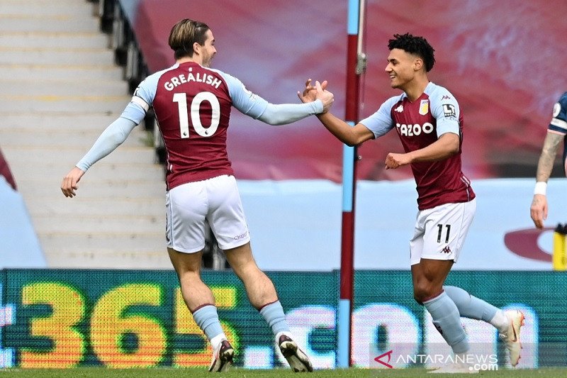 Penyerang Aston Villa Ollie Watkins (kanan) melakukan selebrasi bersama Jack Grealish seusai mencetak gol ke gawang Arsenal dalam lanjutan Liga Inggris di Stadion Villa Park, BIrmingham, Inggris, Sabtu (6/2/2021). (ANTARA/REUTERS/POOL/Shaun Botterill)

