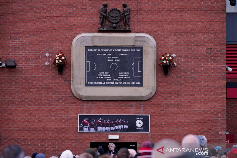 Arsip foto - Para suporter berkumpul di monumen Tragedi Munich yang terletak di luar Stadion Old Trafford, Manchester, Inggris, pada 1 Februari 2020, mengenang 62 tahun insiden yang menewaskan delapan pemain dan tiga staf Manchester United itu. (ANTARA/RE