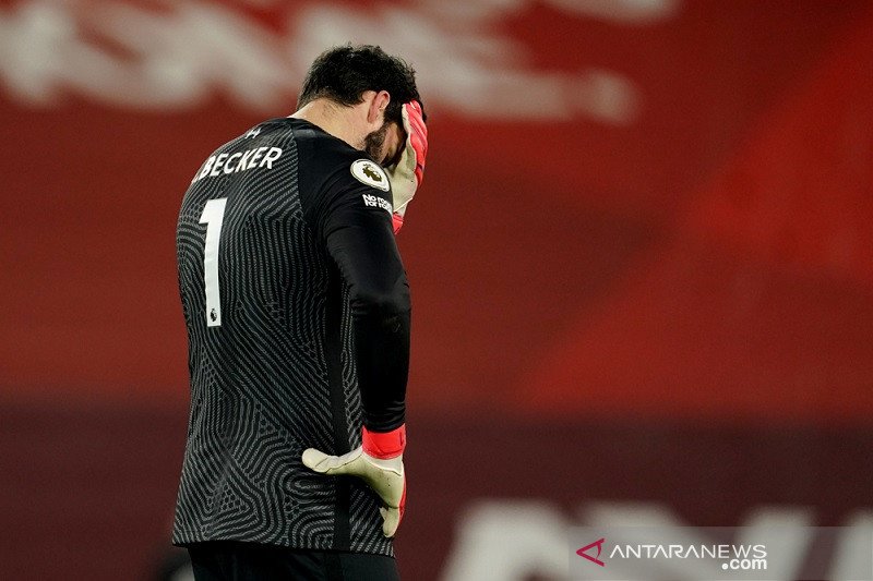 Ekspresi kiper Liverpool Alisson Becker setelah blundernya berujung gol ketiga Manchester City yang dicetak Raheem Sterling dalam lanjutan Liga Inggris di Stadion Anfield, Liverpool, Inggris, Minggu (7/2/2021) waktu setempat. (ANTARA/REUTERS/POOL/Jon Supe