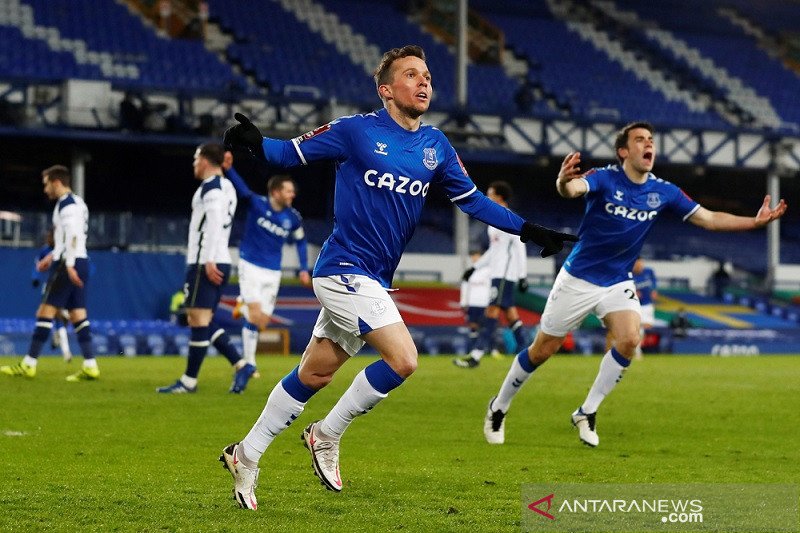 Penyerang sayap Everton Bernard merayakan golnya ke gawang Tottenham Hotspur dalam babak tambahan waktu laga putaran kelima Piala FA di Stadion Goodison Park, Liverpool, Inggris, Rabu (10/2/2021) waktu setempat. (ANTARA/REUTERS/POOL/Jason Cairnduff)

