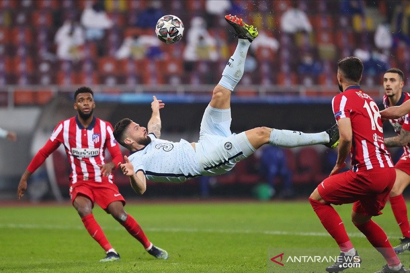 Penyerang Chelsea Olivier Giroud mencetak gol akrobatik ke gawang Atletico Madrid dalam leg pertama 16 besar Liga Champions di Stadion National Arena, Bukares, Rumania, Selasa (23/2/2021) waktu setempat. (ANTARA/REUTERS/INQUAM PHOTOS/Stefan Constantin)
