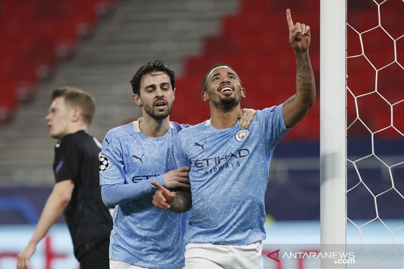 Penyerang Manchester City Gabriel Jesus (kanan) melakukan selebrasi bersama Bernardo Silva selepas mencetak gol ke gawang Borussia Moenchengladbach dalam leg pertama babak 16 besar Liga Champions di Stadion Puskas Arena, Budapest, Hongaria, Rabu (24/2/202
