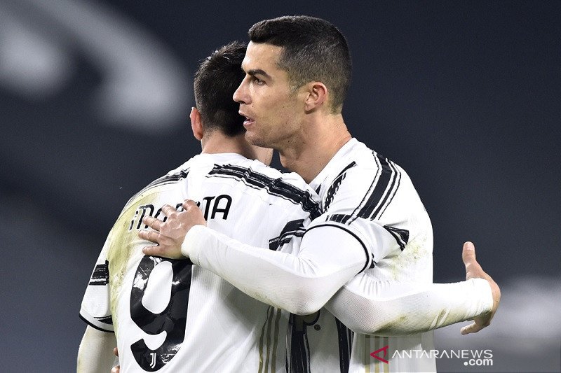 Megabintang Juventus Cristiano Ronaldo (kanan) melakukan selebrasi bersama Alvaro Morata seusai mencetak gol ketiga timnya ke gawang Spezia dalam lanjutan Liga Italia di Stadion Allianz, Turin, Italia, Selasa (2/3/2021) waktu setempat. (ANTARA/REUTERS/Mas