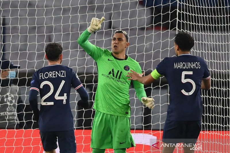 Kiper Paris Saint-Germain Keylor Navas (tengah) melakukan selebrasi bersama rekan-rekannya seusai mementahkan eksekusi penalti megabintang Barcelona Lionel Messi dalam leg kedua 16 besar Liga Champions di Stadion Parc des Princes, Paris, Prancis, Rabu (10