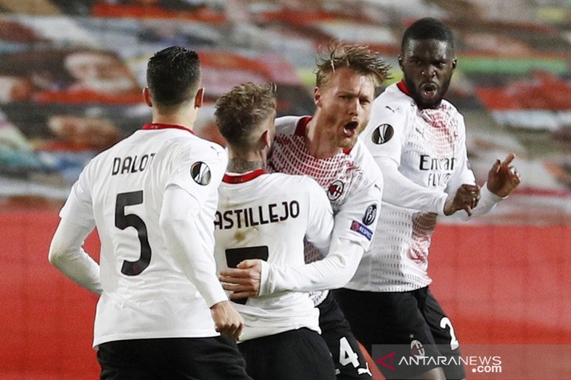 Bek AC Milan Simon Kjaer (kedua kanan) melakukan selebrasi bersama rekan-rekannya seusai mencetak gol ke gawang Manchester United dalam pertandingan leg pertama babak 16 besar Liga Europa di Stadion Old Trafford, Manchester, Inggris, Kamis (11/3/2021) wak