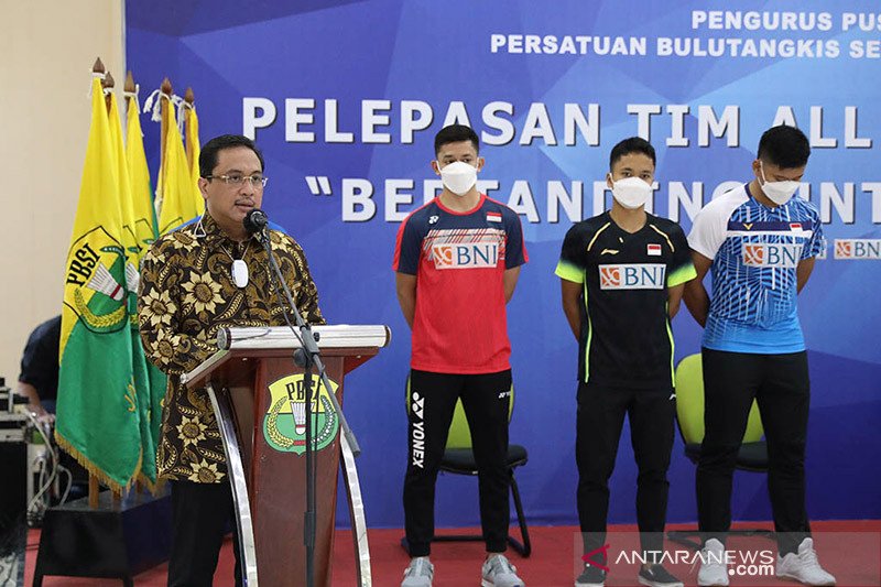 Ketua Umum PP PBSI Agung Firman Sampurna melepas keberangkatan timnas bulu tangkis Indonesia menuju turnamen All England di Birmingham, Inggris. ANTARA/Dok-PP PBSI/am.