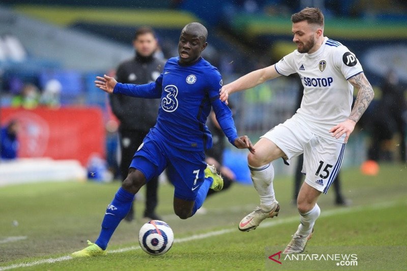 Gelandang Chelsea N'Golo Kante (kiri) beraksi menggiring bola dikawal bek Leeds United Stuart Dallas dalam lanjutan Liga Inggris di Stadion Elland Road, Leeds, Inggris, Sabtu (13/3/2021). (ANTARA/REUTERS/POOL/Lindsey Parnaby)

