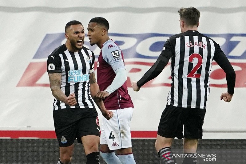 Bek Newcastle United Jamaal Lascelles (kiri) melakukan selebrasi bersama Ciaran Clark seusai mencetak gol penyama kedudukan kontra Aston Villa dalam lanjutan Liga Inggris di Stadion St. James' Park, Newcastle, Inggris, Jumat (12/3/2021) waktu setempat. (A