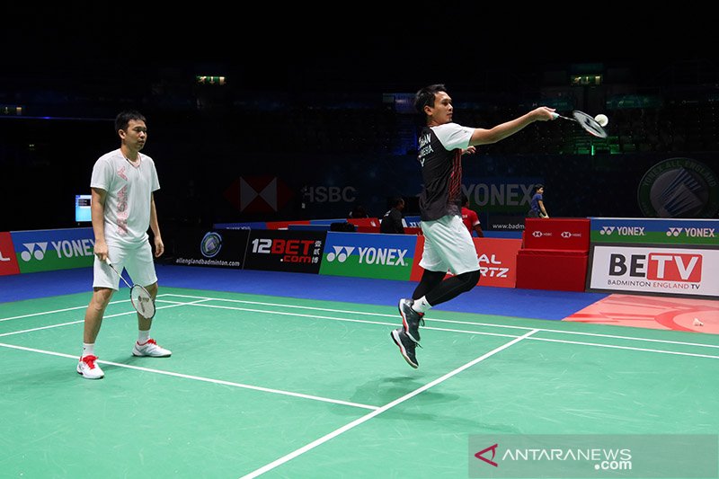 Ganda putra bulu tangkis Indonesia Hendra Setiawan/Mohammad Ahsan saat mencoba berlatih di lapangan utama Utilita Arena Birmingham jelang All England 2021, Selasa (16/3/2021). ANTARA/Dok-PP PBSI/am.

