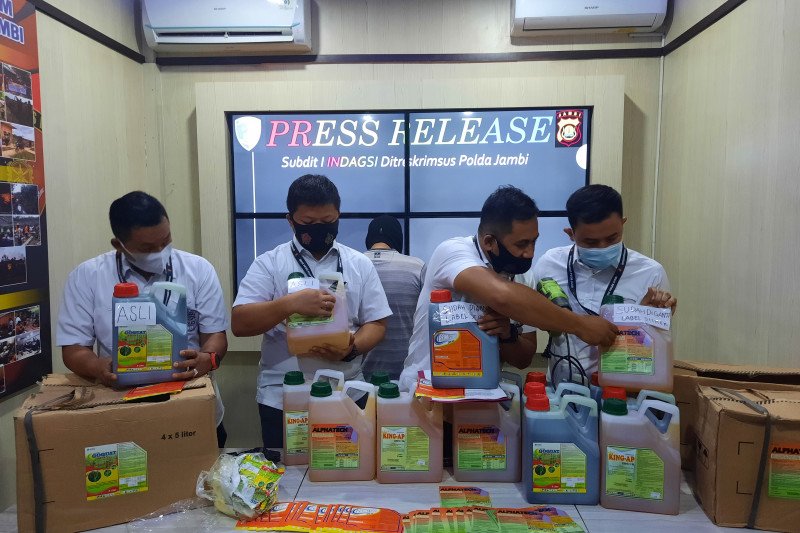 Kasubdit I Indaksi Ditreskrimsus Polda Jambi AKBP Yuyan Priatmaja saat menggelar perkara kasus pemalsuan herbisida di Jambi. (ANTARA/Nanang Mairiadi).