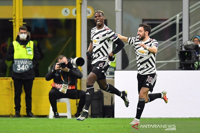 Gelandang Manchester United Paul Pogba (kiri) melakukan selebrasi bersama Bruno Fernandes seusai mencetak gol ke gawang AC Milan dalam leg kedua 16 besar Liga Europa di Stadion San Siro, Milan, Italia, Kamis (18/3/2021) waktu setempat. (ANTARA/REUTERS/Dan