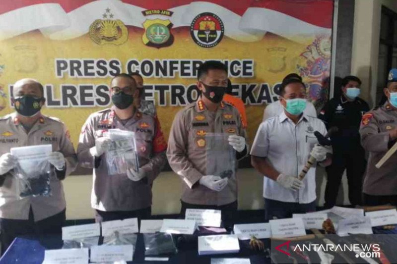 Petugas Kepolisian Resor Metro Bekasi menunjukkan barang bukti yang digunakan pelaku pengganda uang dalam menjalankan aksinya saat gelar perkara kasus penggandaan uang di Mapolres Metro Bekasi, Selasa (23/3). (Foto: Pradita Kurniawan Syah).
