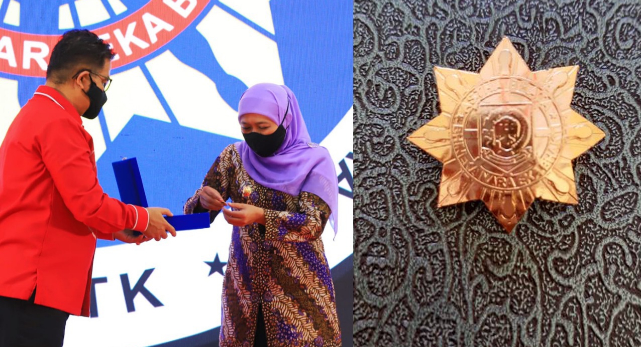 Gubernur Jawa Timur Khofifah Indar Parawansa menerima Lencana Kehormatan Asthabrata  dari Ketua Umum Dewan Pimpinan  Nasional  Ikatan Keluarga Alumni Pendidikan Tinggi Kepamongprajaan (IKAPTK) . 