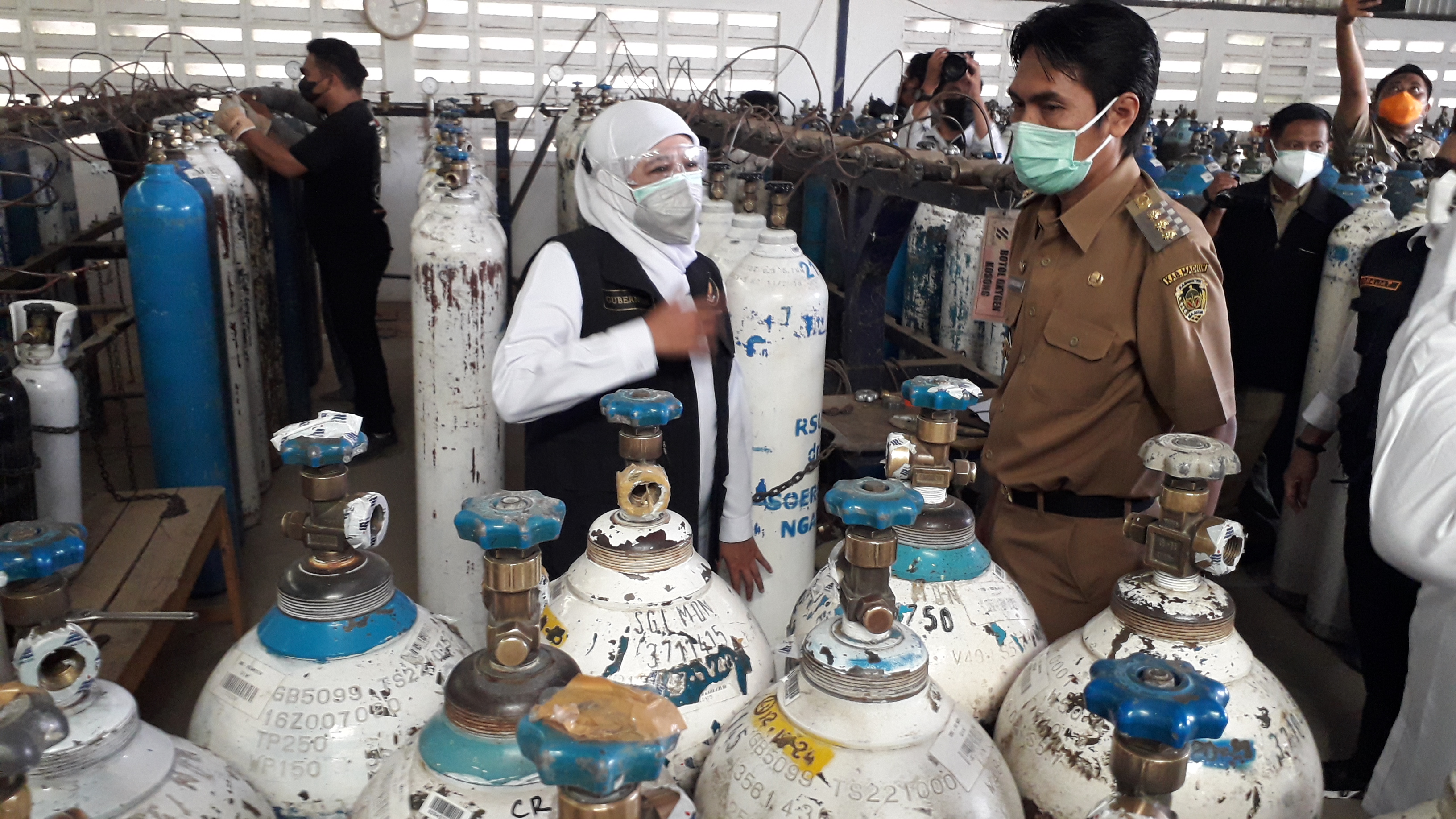 Gubernur Jawa Timur, Khofifah Indar Parawansa bersama Bupati Madiun Ahmad Dawami, meninjau pabrik distributor oksigen milik PT Samator Gas Industri Madiun, yang berada di Desa Kertobanyon,Kecamatan Geger, Kabupaten Madiun, Senin (12/7/2021) siang.