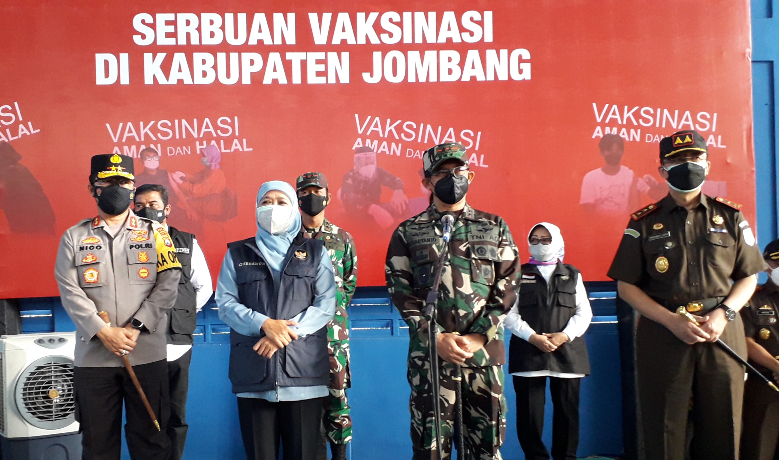 Forkopimda Jawa Timur mengecek pelaksanaan serbuan vaksinasi di Gedung Tenis Indoor, Jalan Kusuma Bangsa, Jombang. Sebanyak 2500 warga Jombang telah dilakukan vaksinasi hari ini, Selasa (20/7/2021).