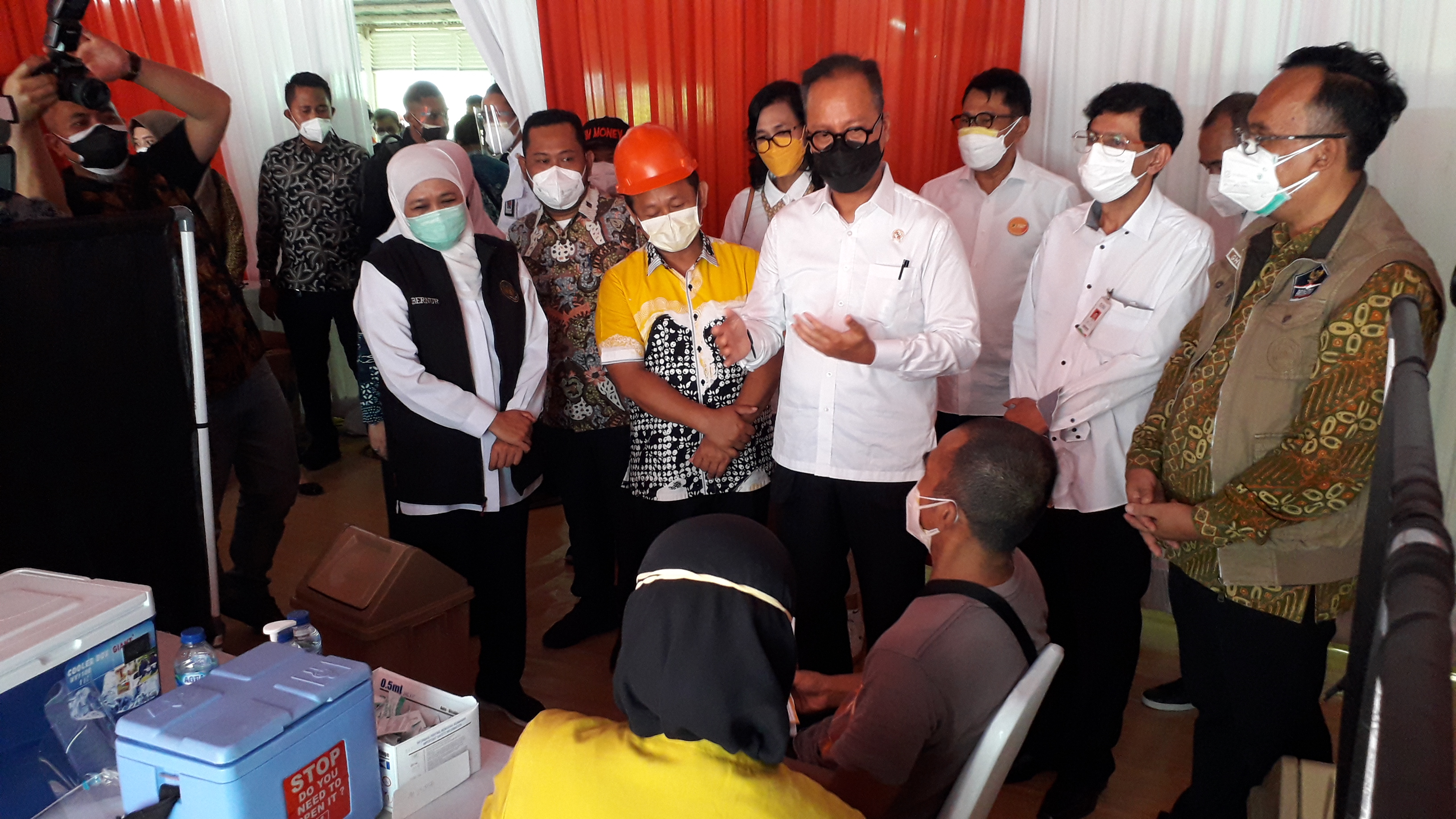 Menteri Perindustrian RI, Agus Gumiwang Kertsasmita bersama Gubernur Jawa Timur Khofifah Indar Parawansa meninjau langsung vaksinasi untuk para tenaga kerja di sektor industri PT Smelting Indonesia Gresik.
