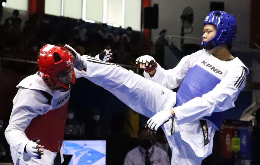 atlet tae kwon do jatim Yanottama melakukan tendangan ke arah atlet DKI Jakarta pada babak penyisihan PON XX 2021 di Jayapura Papua. foto: prass