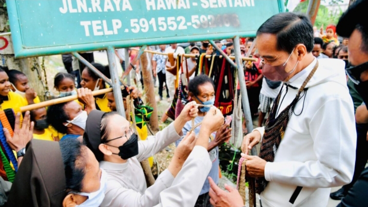 Presiden Joko Widodo membeli noken di pinggir Jalan Raya Hawai Sentani, Jayapura, pada Jumat, 1 Oktober 2021