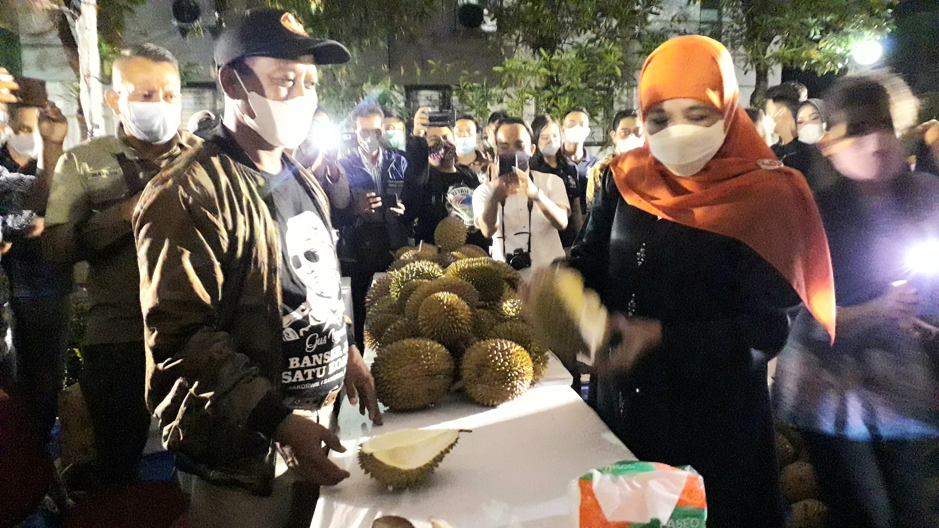 Gubernur Jawa Timur, Khofifah Indar Parawansa berkesempatan mencicipi salah satu varietas durian pada kegiatan pesta durian. foto: prass