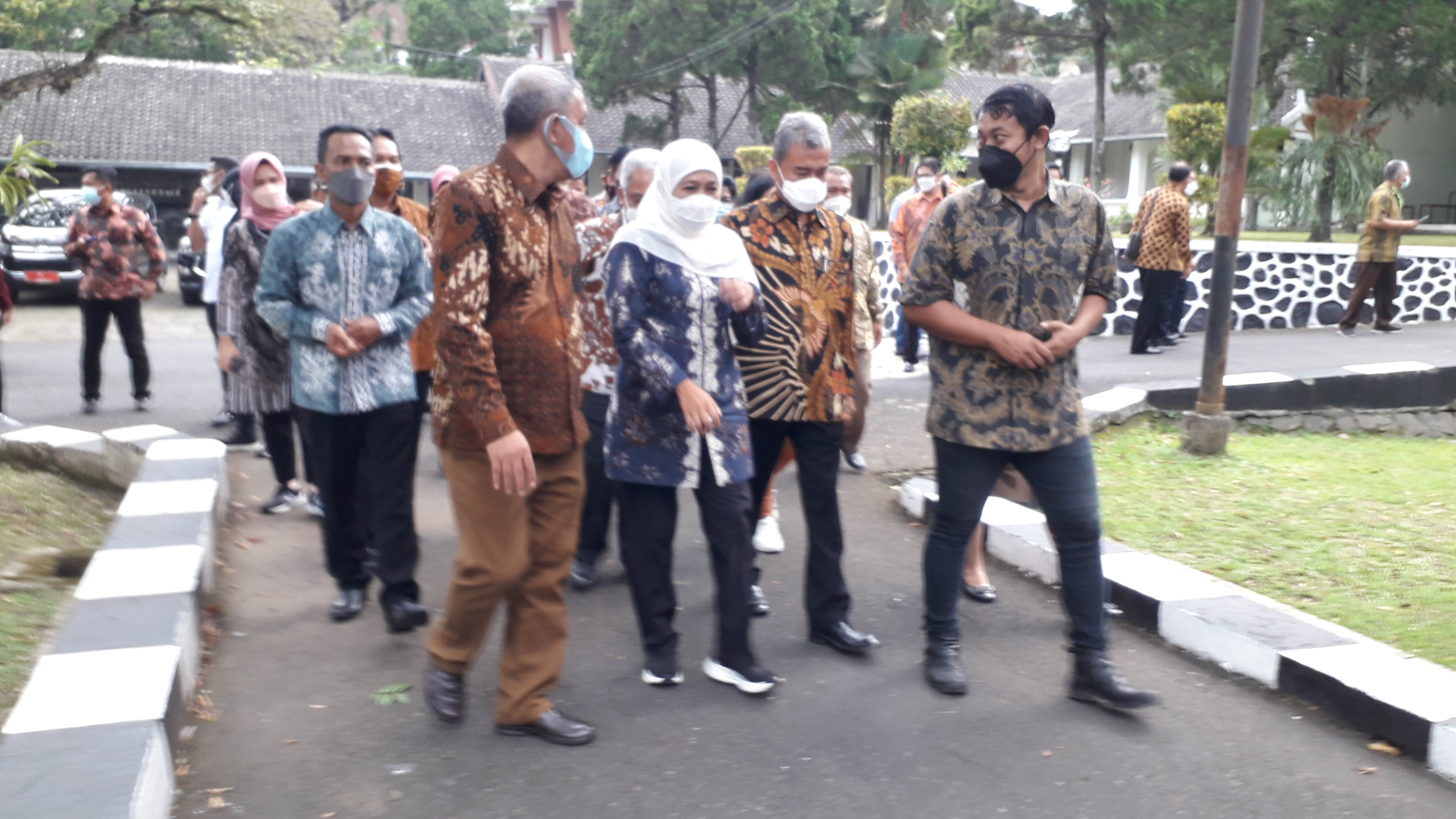 Khofifah saat menghadiri Napak Tilas Persaudaraan Sejati dan Penyerahan Bantuan Alat Musik di Majelis Agung  Gereja Kristen Jawi Wetan (GKJW) Malang, Sabtu (6/11). foto: prass