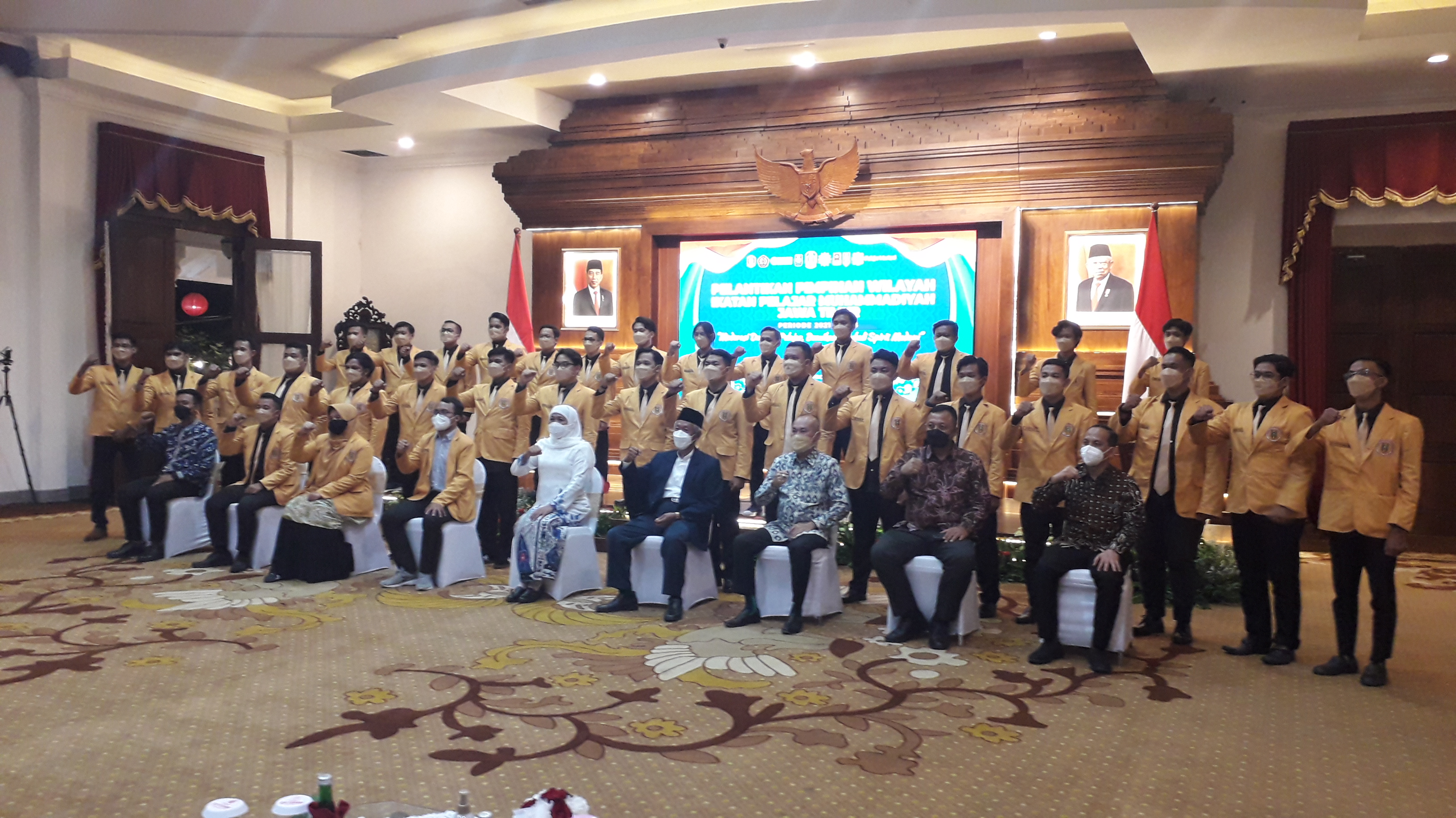 Gubernur Jawa Timur Khofifah Indar Parawansa bersama Pengurus Pimpinan Wilayah Ikatan Pelajar Muhammadiyah (IPM) Jawa Timur periode 2021-2023 usai pelantikan. foto : prass