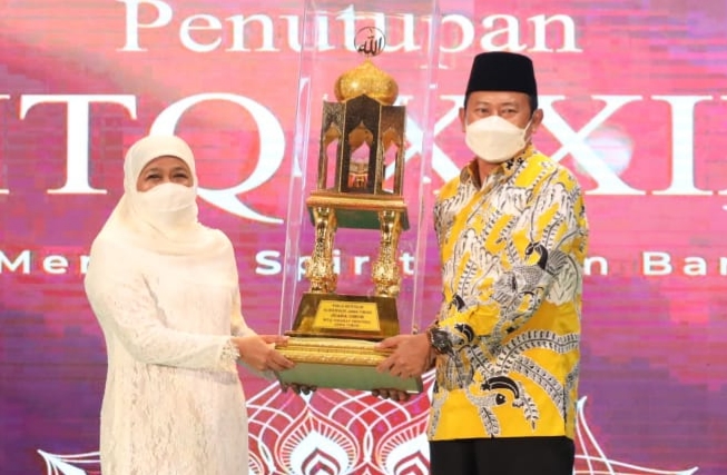Gubernur Jatim Khofifah Indar Parawansa menyerahkan piala bergilir juara umum MTQ kepada Bupati Lamongan Yuhronur Efendi di Lapangan Nagara Bhakti Pendopo Ronggosukowati Kab. Pamekasan, Rabu (10/11) 