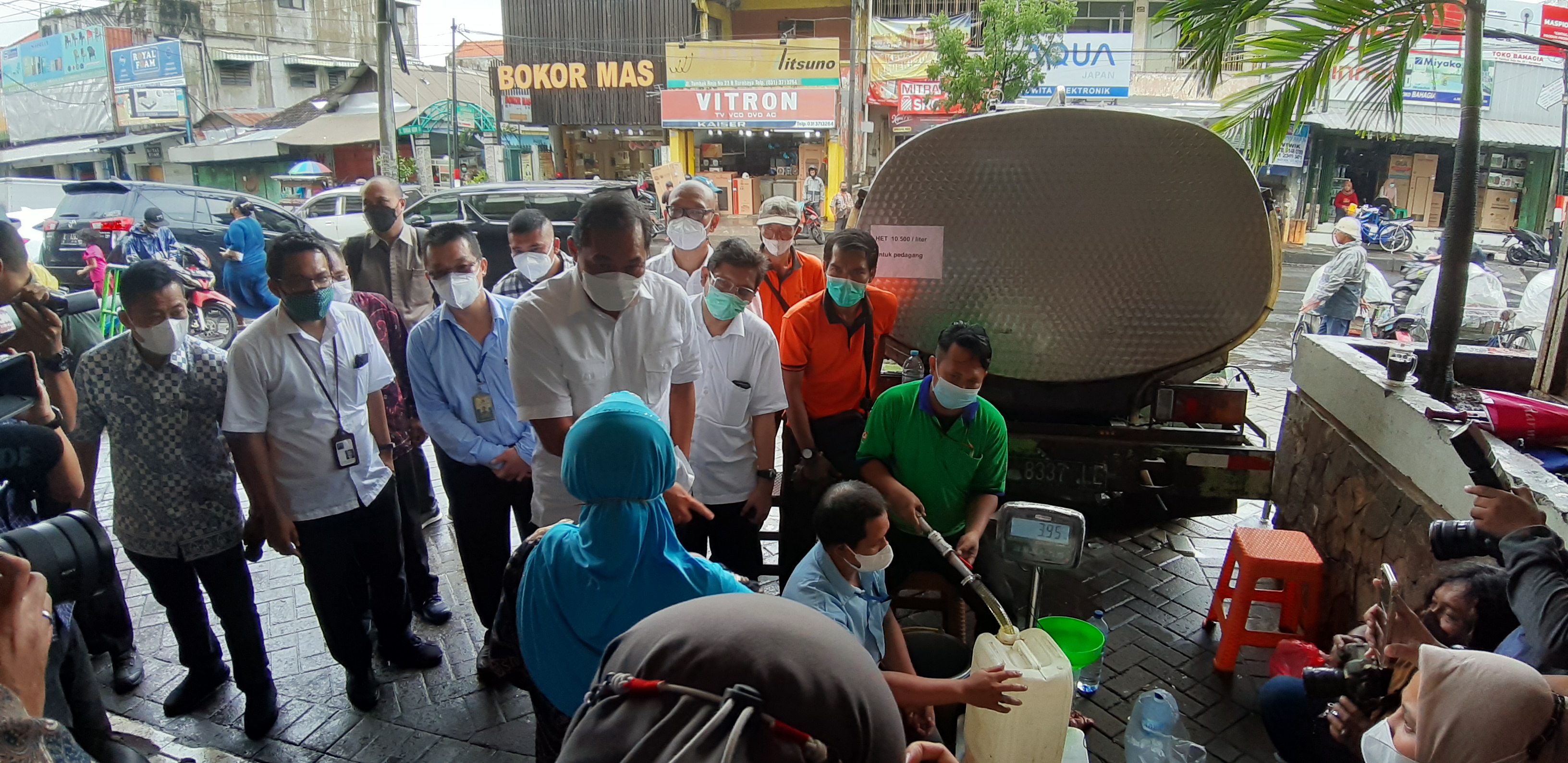 Menteri Perdagangan (Mendag) Muhammad Lutfi didampingi Wakil Wali Kota Surabaya Armuji melakukan kunjungan kerja ke Pasar Tambahrejo, Surabaya, Jumat (18/2/2022)