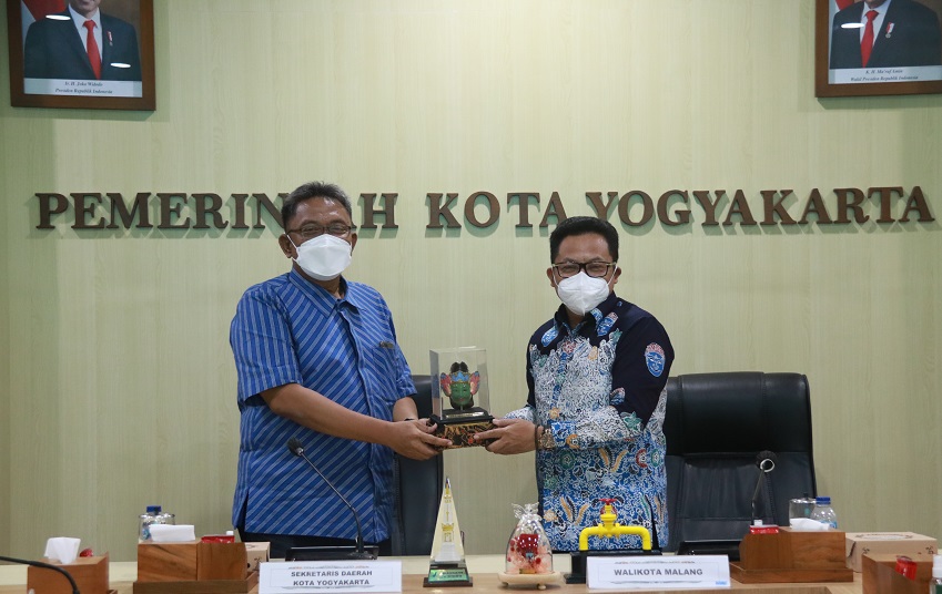Walikota Malang, Sutiaji saat diterima Sekretaris Daerah Kota Yogyakarta, Aman Yuriadijaya di Ruang Yudhistira Balaikota Yogyakarta, Jumat (4/3). 