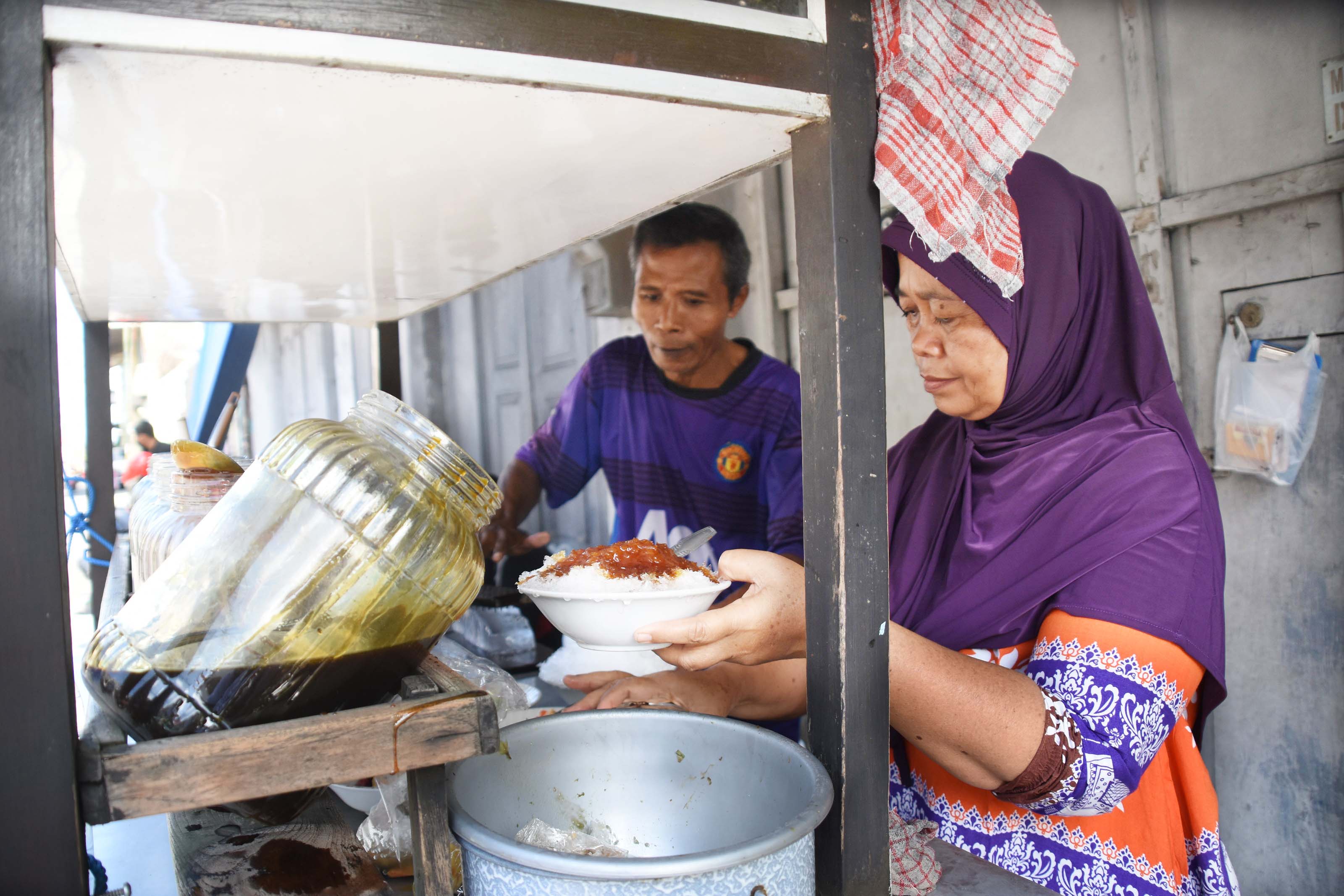 lapak es buah Pak Lantip berada di tepi Jalan Nyai Ahmad Dahlan, Kota Yogyakarta