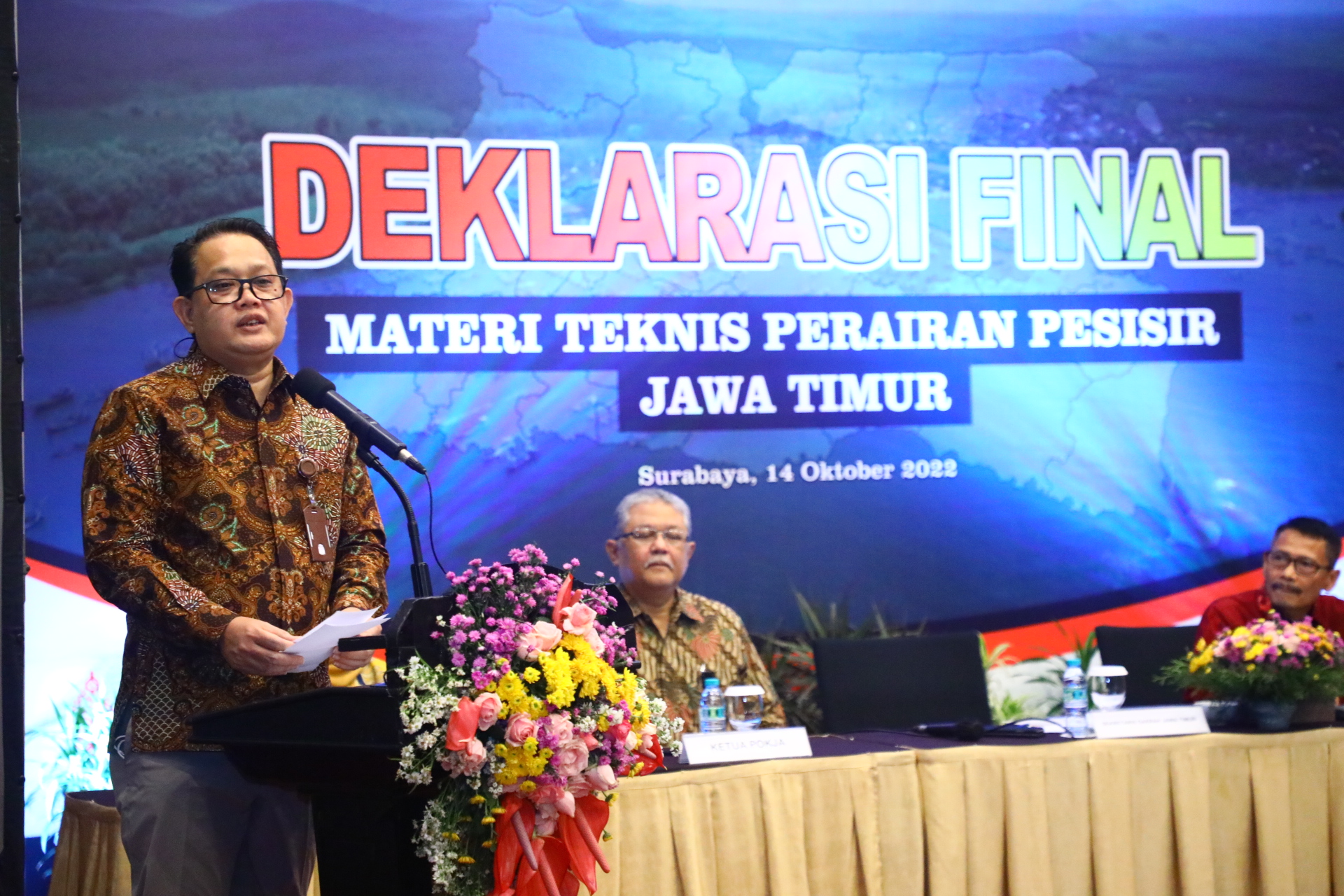 Sekretaris Daerah Prov. Jatim Adhy Karyono memimpin Deklarasi Final Materi Teknis Perairan Jawa Timur di Dyandra Convex Surabaya, Jumat (14/10/2022).