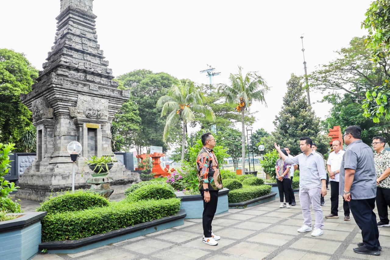 Wakil Gubernur Jawa Timur Emil Elestianto Dardak saat meninjau Anjungan Jawa Timur di Taman Mini Indonesia Indah (TMII) Jakarta Timur, Jumat (30/6).