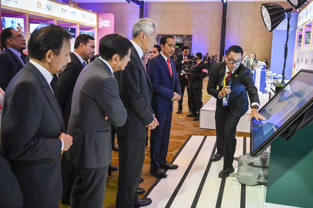 Presiden Jokowi bersama para kepala negara/pemerintahan negara ASEAN mendengarkan presentasi dari Dirut PT PLN (Persero) Darmawan Prasodjo (kanan) saat mengunjungi stan di sela-sela acara ASEAN-Indo-Pacific Forum (AIPF) di Hotel Mulia, Jakarta, Selasa (05
