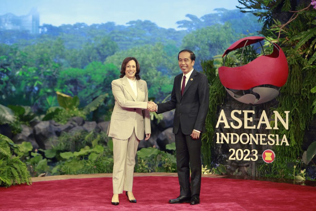 Presiden Joko Widodo berjabat tangan dengan Wakil Presiden AS Kamala Harris usai KTT ASEAN-AS, di Jakarta Convention Center (JCC), Jakarta, Rabu (06/09/2023). (Foto: Media Center ASEAN 2023/Dwi Prasetya/foc)
