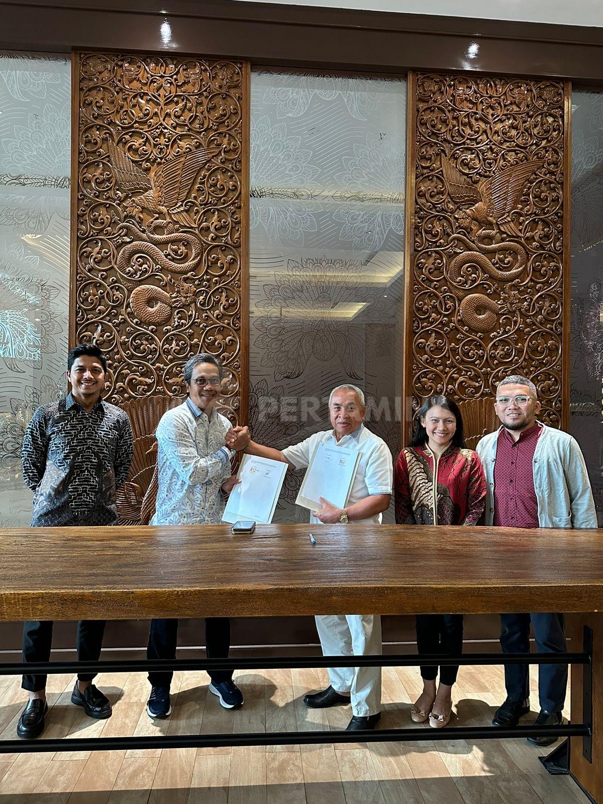Gubernur Kaltim Dr. H. Isran Noor dan Direktur Utama Pertamina NRE Dannif Danusaputro saat menandatangani kesepakatan kerja sama pengembangan Proyek Ekonomi Hijau di Kalimantan Timur di Hotel Grand Sahid Jakarta (30/9).