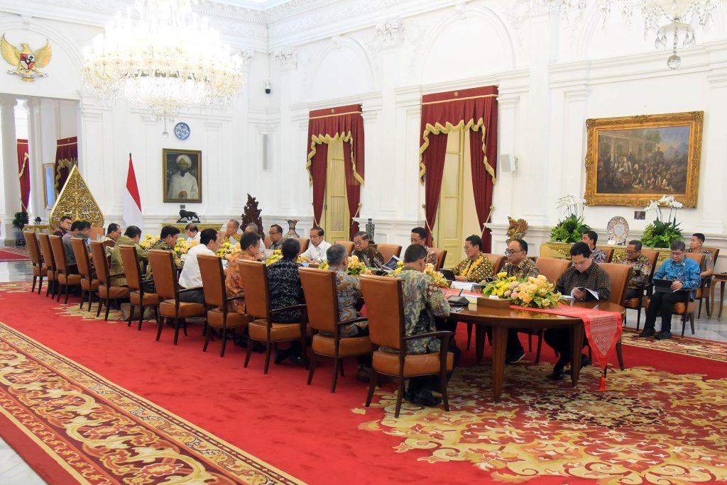 Presiden Jokowi memimpin Rapat Terbatas membahas Perkembangan Penanganan MPOX dan Periapan Penyelenggaraan Indonesia Afrika Forum di Istana Merdeka Jakarta, Selasa (27/08/2024). (Foto: Humas Setkab/Rahmat)
