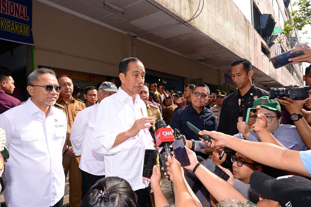 Presiden Jokowi menyampaikan keterangan pers usai peninjauan Delimas Pasar Raya di Lubuk Pakam, Kabupaten Deli Serdang, Provinsi Sumatra Utara, Selasa (10/09/2024). (Foto: BPMI Setpres/ Muchlis Jr)