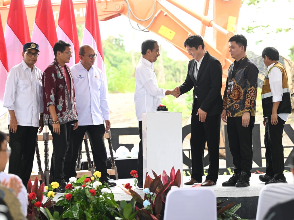 Presiden Joko Widodo (Jokowi) melakukan peletakan batu pertama (groundbreaking) pembangunan Delonix Nusantara, di Ibu Kota Nusantara, Kalimantan Timur, Rabu (25/09/2024). (Foto: BPMI Setpres/ Kris)
